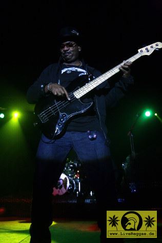 Michael Franti (USA) with Spearhead - Chiemsee Reggae Festival - Übersee - Tent Stage 24. August 2008 (13).jpg